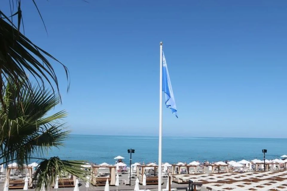 42 пляжа Сочи удостоились "Синих флагов"