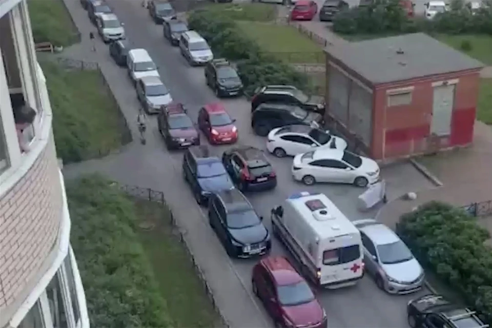 В Петербурге женщина отказалась пропускать машину скорой с больным ребенком