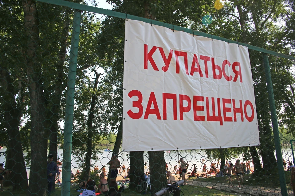В Красноярске очевидцы заметили купающихся в Енисее детей