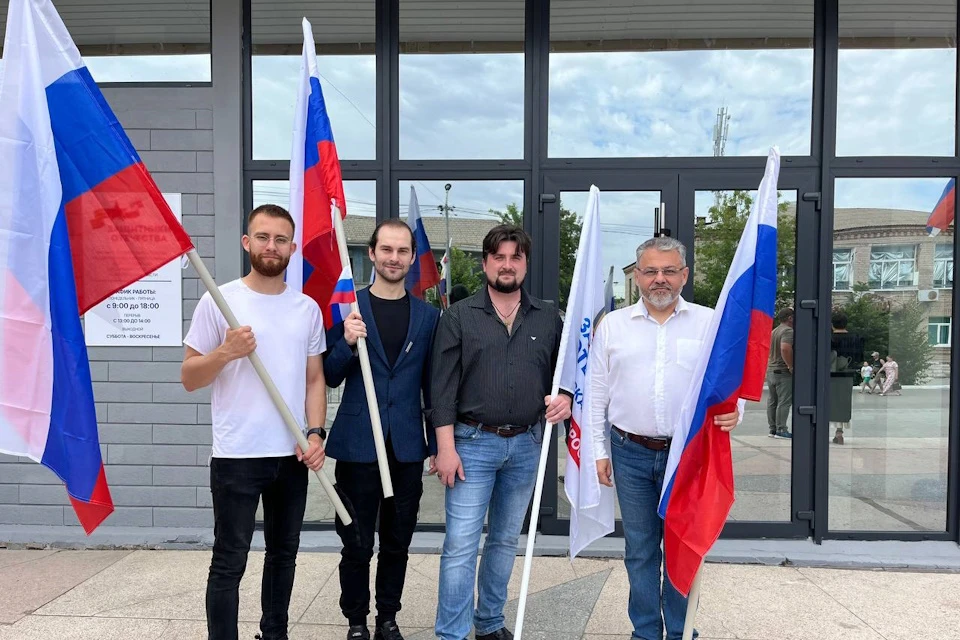 Участники клуба «Эльбрус-Новороссия» присоединились к автопробегу в Геническе Фото: клуб «Эльбрус-Новороссия»