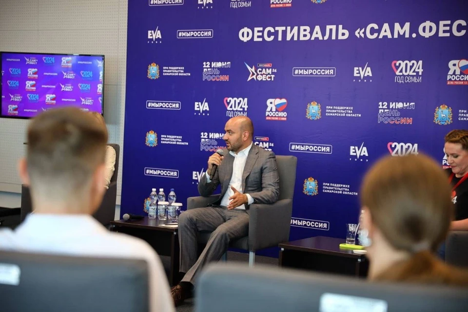 Врио губернатора встретился с исполнителями. Фото:пресс-службы правительства СО.