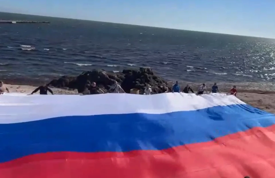 На набережной Скадовска развернули огромный российский триколор Фото: скриншот видео ТГ-канала Александр Дудка