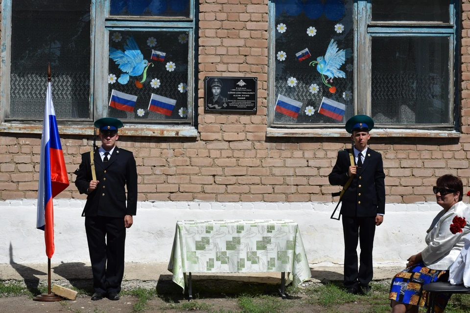 В селе Междуречье установили памятную доску погибшему в зоне спецоперации Алику Байкину. Фото: администрация Беляевского района