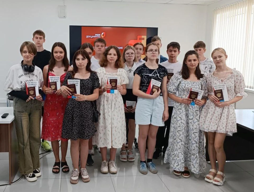 В МФЦ Заволжья Ульяновска прошла торжественная церемония вручения паспортов юным ульяновцам. ФОТО: тг-канал "Правительство для граждан" УО