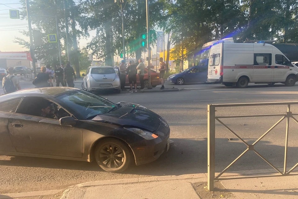 В Кировском районе Новосибирска произошло ДТП с тремя автомобилями. Фото: читатели КП-Новосибирск