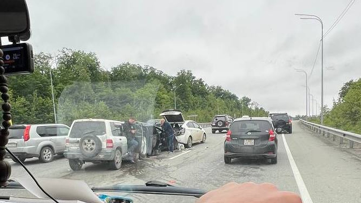 Смяло авто в гармошку: жесткая авария во Владивостоке стала причиной пробки  - KP.RU