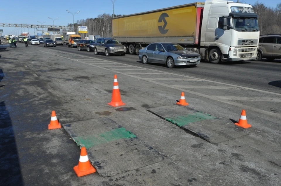 Ограничения введены в целях обеспечения сохранности дорожного покрытия автотрасс в период сильной жары.