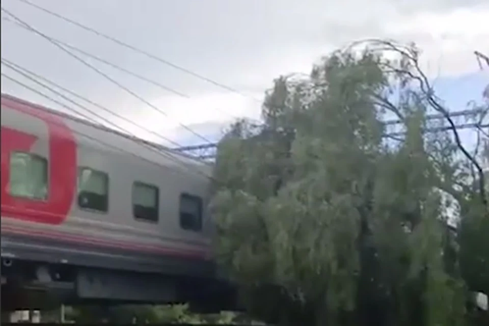 Контактная сеть не повредилась.