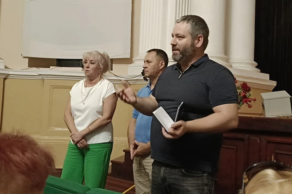 Глава Ясиноватского муниципального округа Дмитрий Шевченко провел сход граждан в поселке Пантелеймоновка. Фото: ТГ/Шевченко
