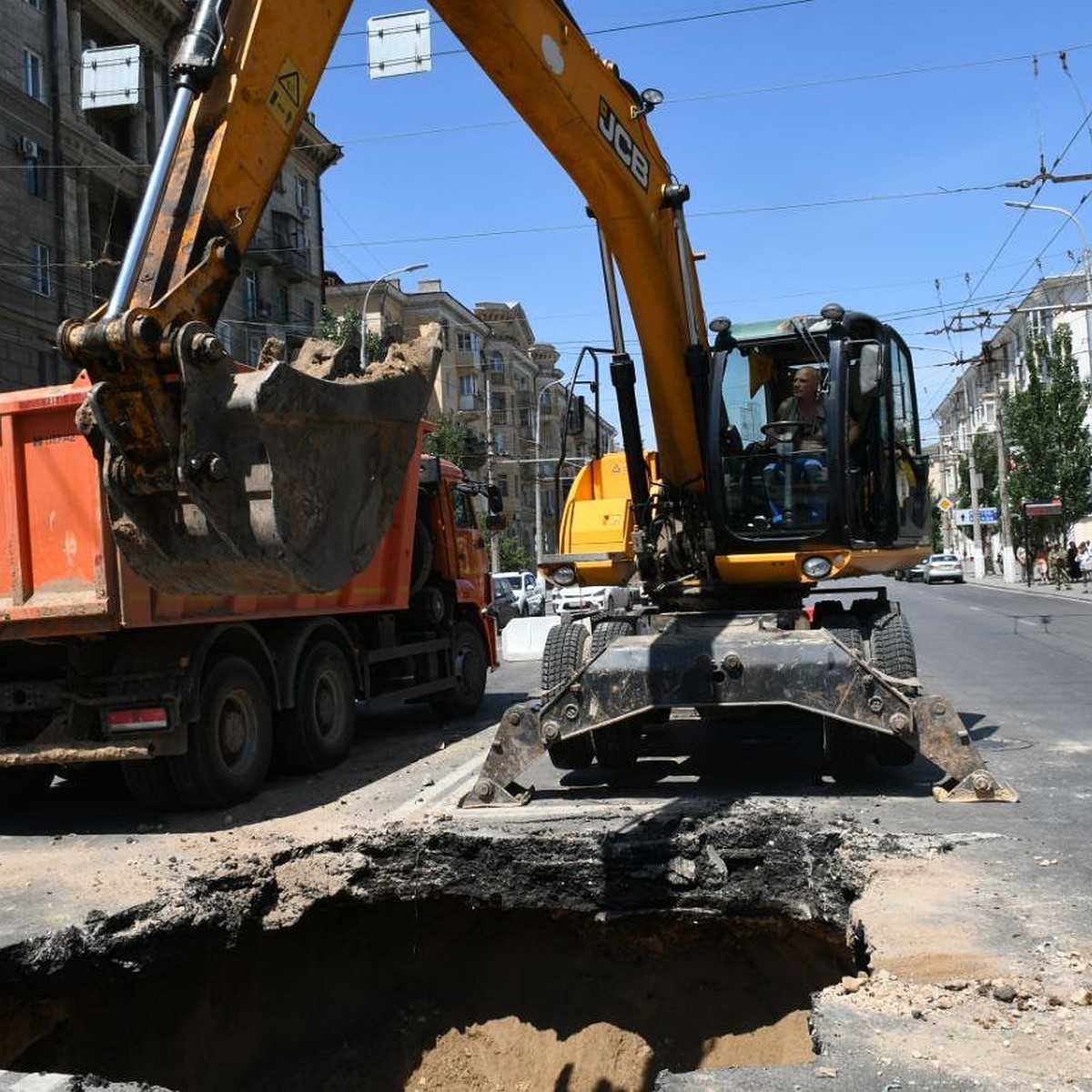 Провал в асфальте образовался на проезжей части в центре Волгограда - KP.RU