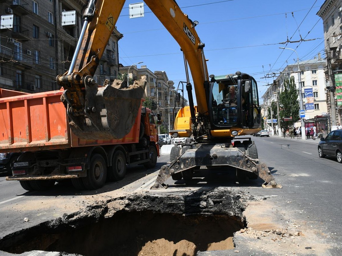 Провал в асфальте образовался на проезжей части в центре Волгограда - KP.RU