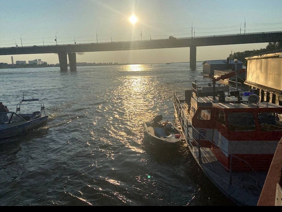 В Новосибирске семья с маленькой внучкой на моторной лодке врезалась в  баржу: погиб один человек - KP.RU