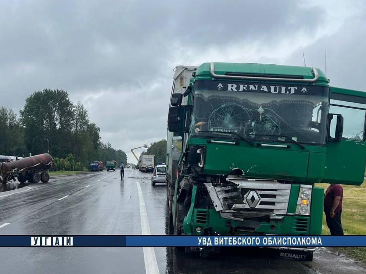 Под Витебском фура врезалась в трактор, рассоединив его с  прицепом-цистерной - KP.RU