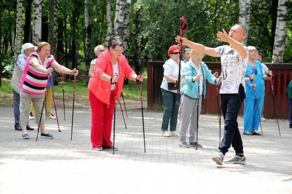 В центрах социального обслуживания пенсионеры могут заниматься скандинавской ходьбой