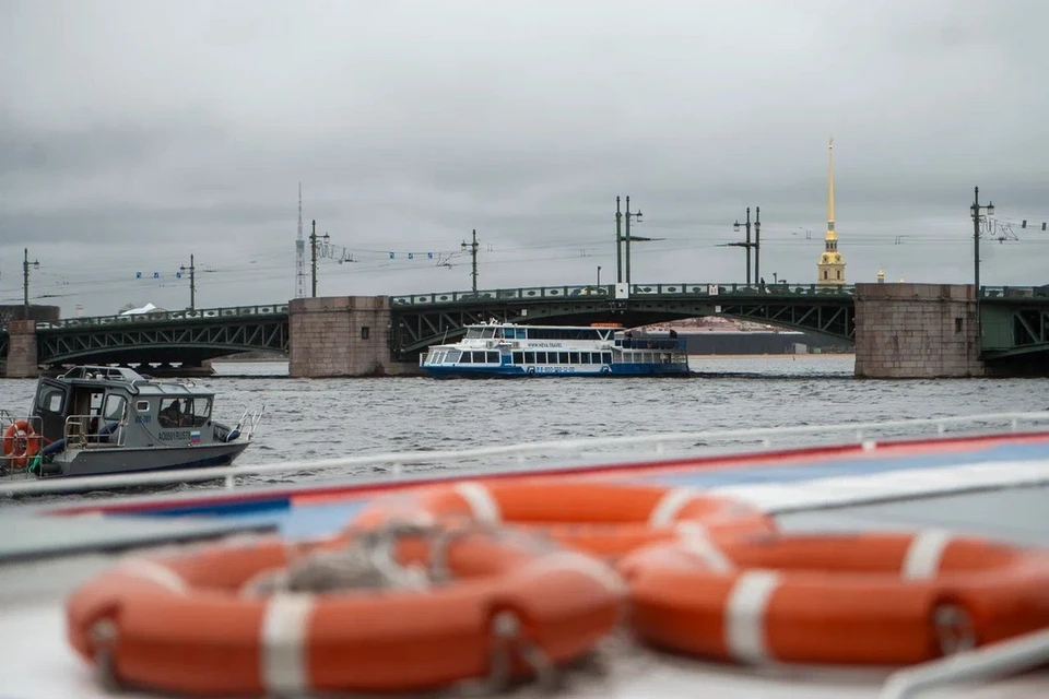 Тонущую девушку спасли в Петербурге.