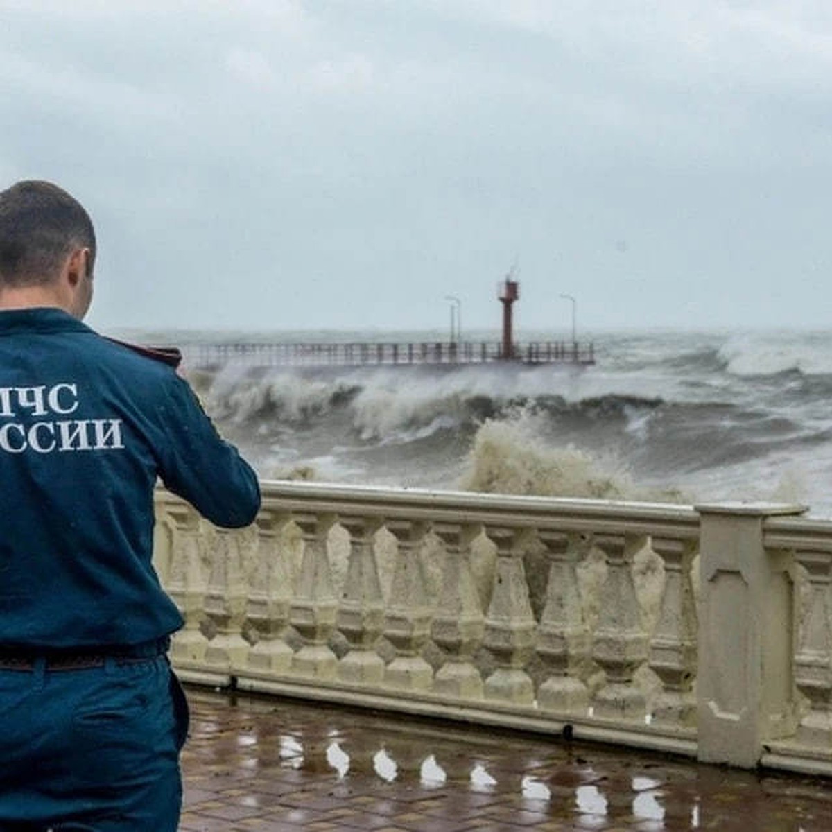 Ищут третий день: в Сочи девушку унесло штормом в море на глазах ее  возлюбленного - KP.RU