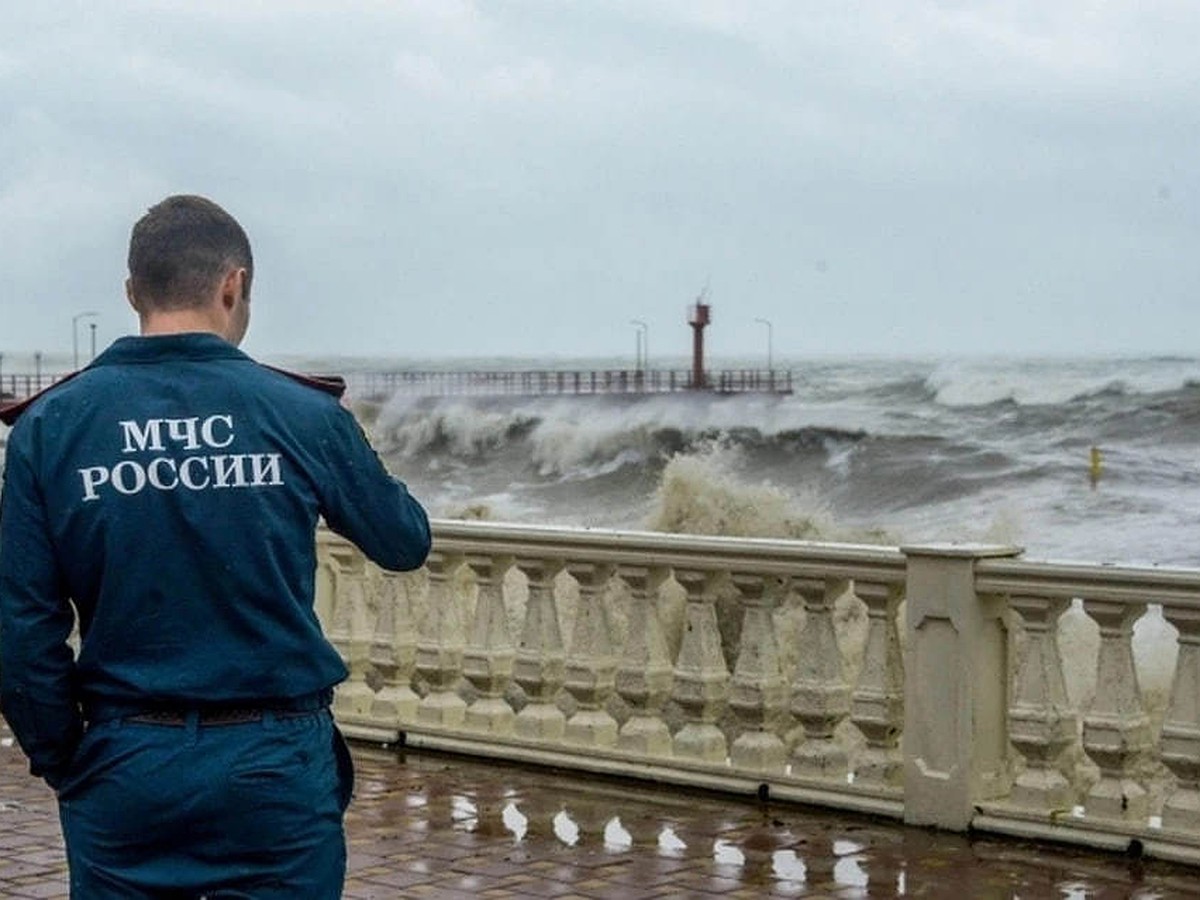 Ищут третий день: в Сочи девушку унесло штормом в море на глазах ее  возлюбленного - KP.RU