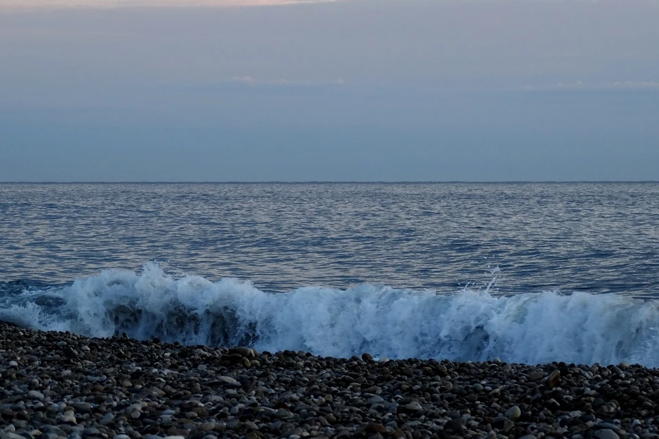 В Сочи третьи сутки ищут 20-летнюю жительницу Липецкой области, которую унесло в море в шторм