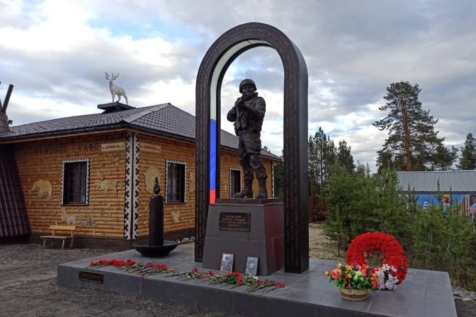 Памятник участникам спецоперации установлен в Ловозерском районе. Фото: оперштаб Мурманской области