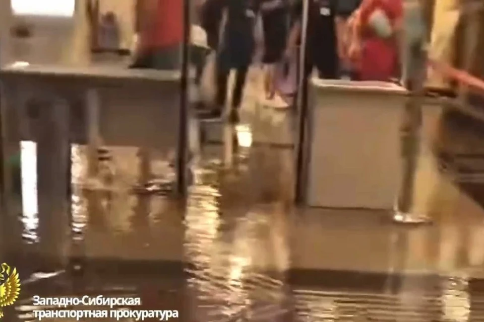 Тамбур железнодорожного вокзала ушел под воду из-за ливня. Фото: Западно-Сибирская транспортная прокуратура.