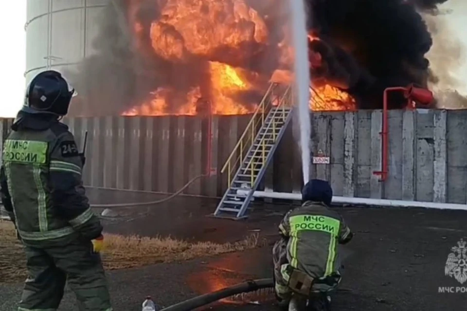 С огнем борются более 200 пожарных, задействованы 49 единиц техники. Фото: ГУ МЧС по Ростовской области