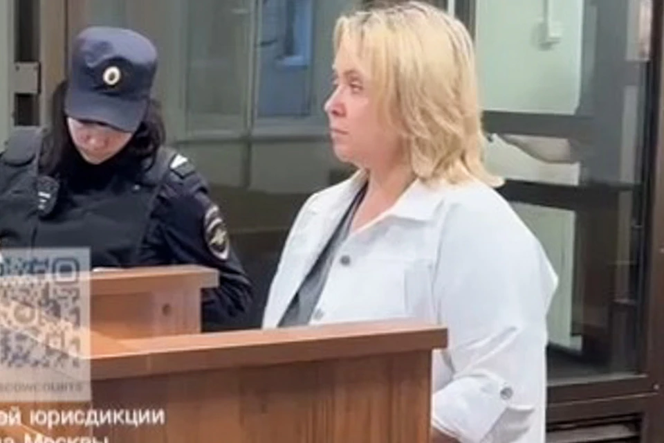 Руководитель отдела качества ООО "Локалкитчен" Елена Машкова (слева), обвиняемая по делу о массовых отравлениях в России, во время избрания меры пресечения в Замоскворецком районном суде. Фото:Пресс-служба Замоскворецкого суда/ТАСС