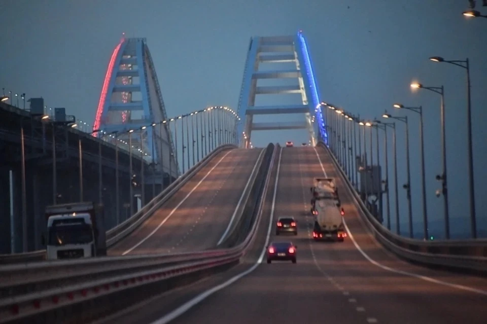 Перед Крымским мостом появилась очередь