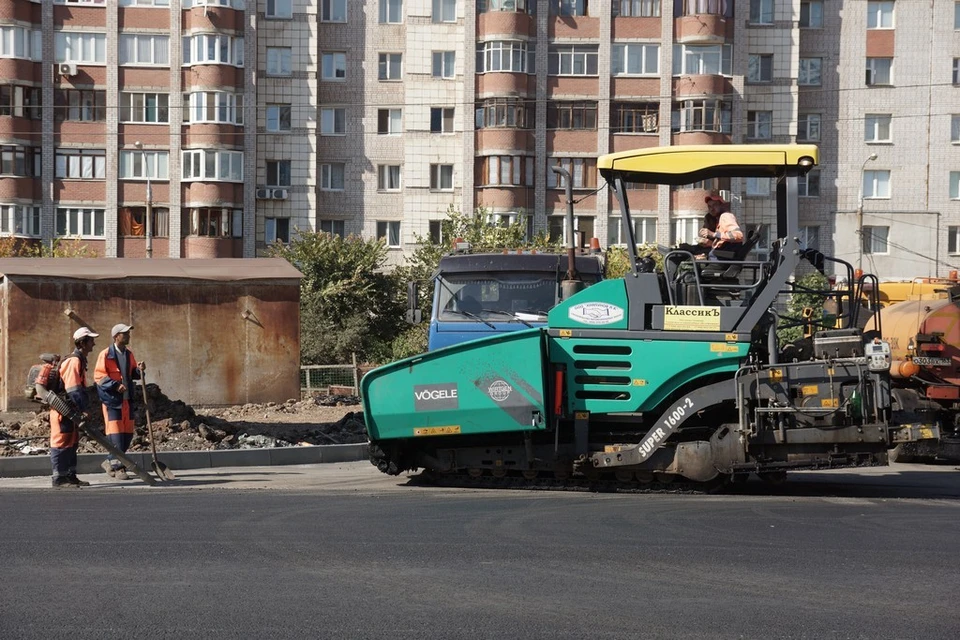 Новое асфальтовое покрытие укладывают от улицы Олимпийской до проспекта Металлургов