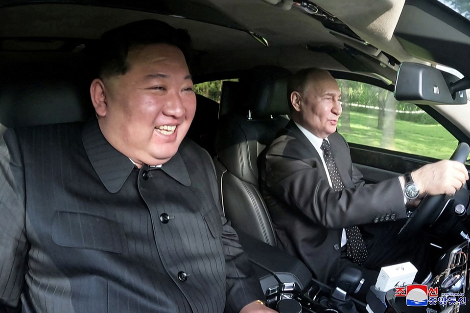 Автомобиль «Аурус», адмиральский кортик и собаки редкой породы: какими подарками обменялись Путин и Ким Чен Ын