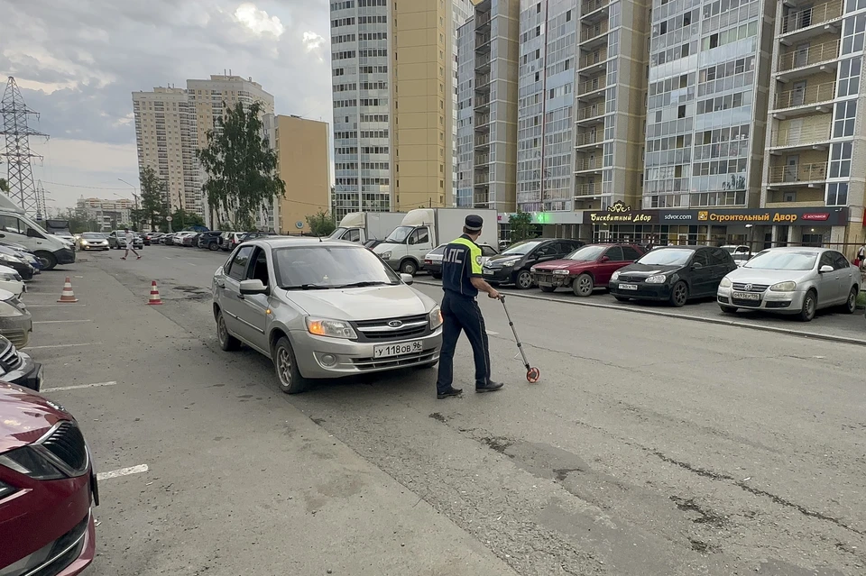 В Екатеринбурге 19 июня около 18:15 на улице Дорожная, 12 произошло ДТП. Фото: ГИБДД по Екатеринбургу