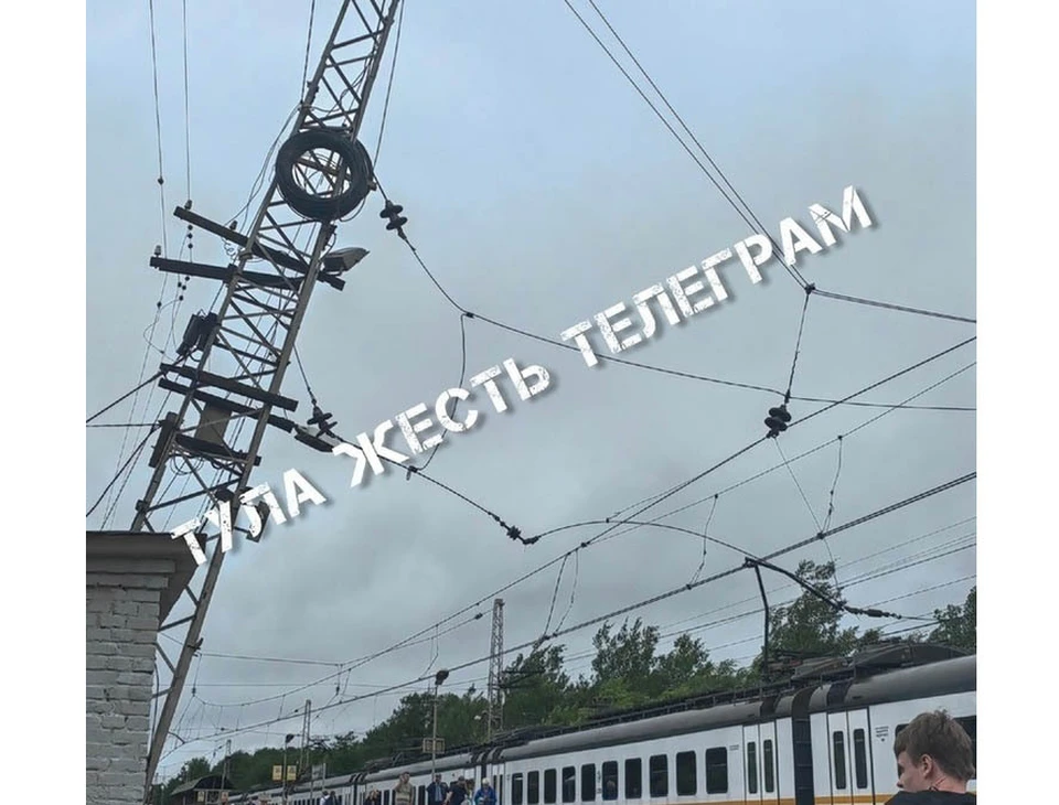На следовавшую из Тулы в Москву электричку едва не упал столб. Фото: ТГ-канал «Тула Жесть».