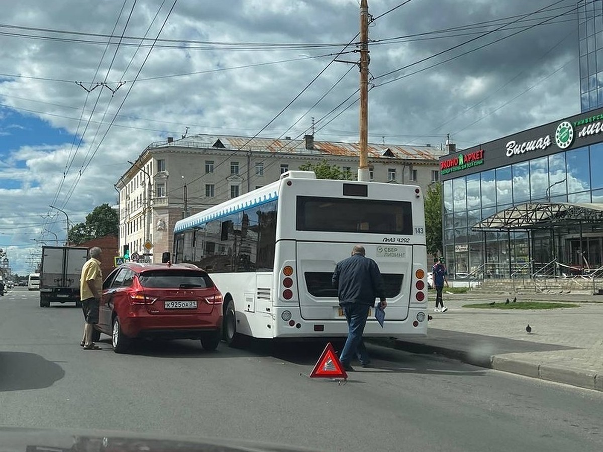 Автобус столкнулся с легковушкой в центре города - KP.RU