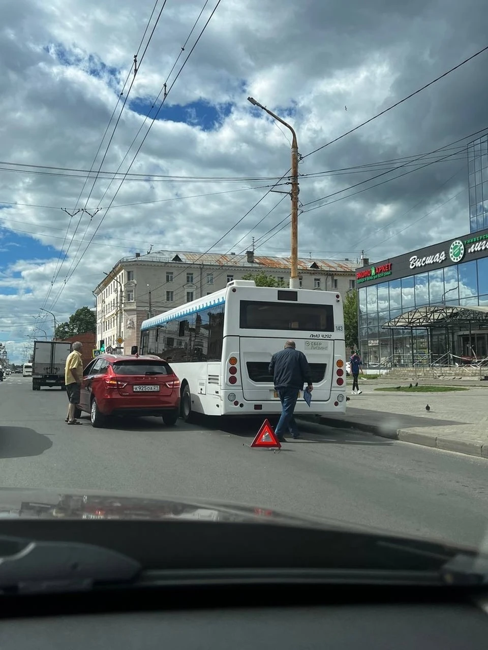 Автобус столкнулся с легковушкой в центре города - KP.RU