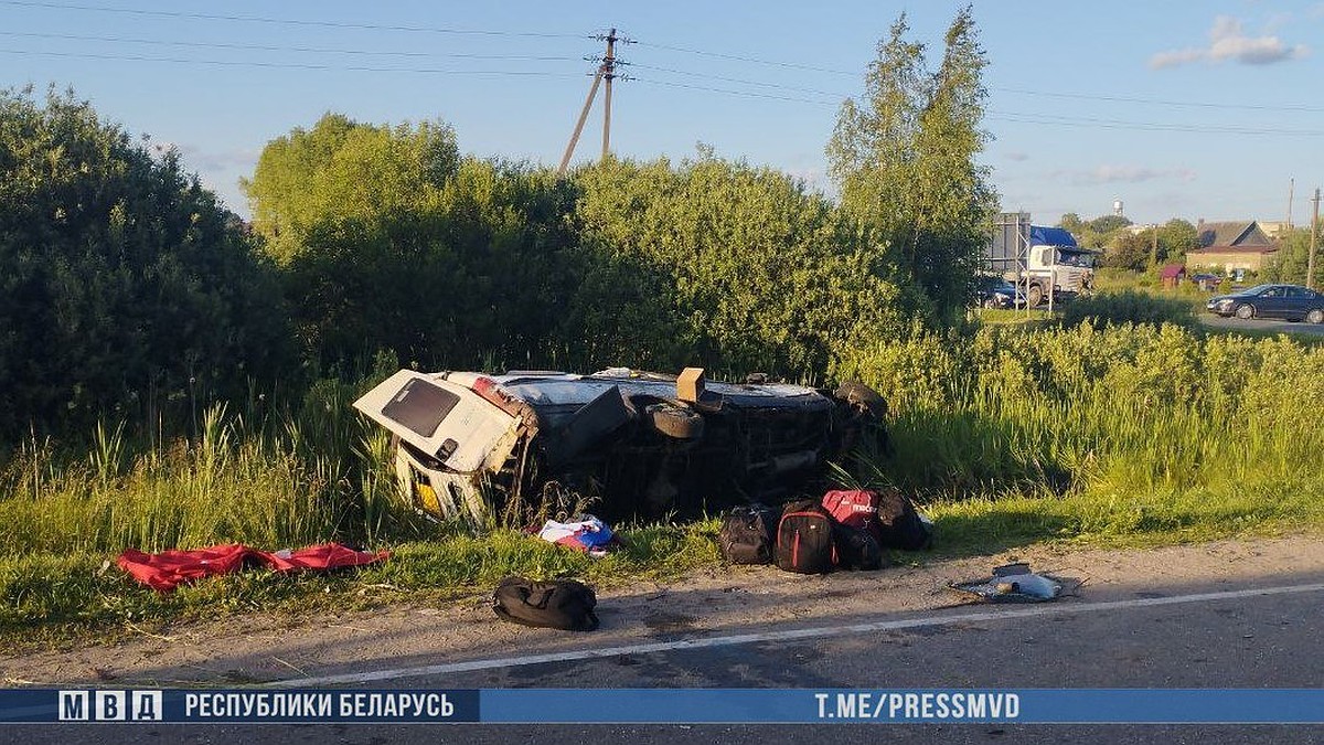 Что произошло после жуткого ДТП с микроавтобусом под Докшицами 21 июня  2024, в котором погибло два человека, 11 попали в больницу - KP.RU