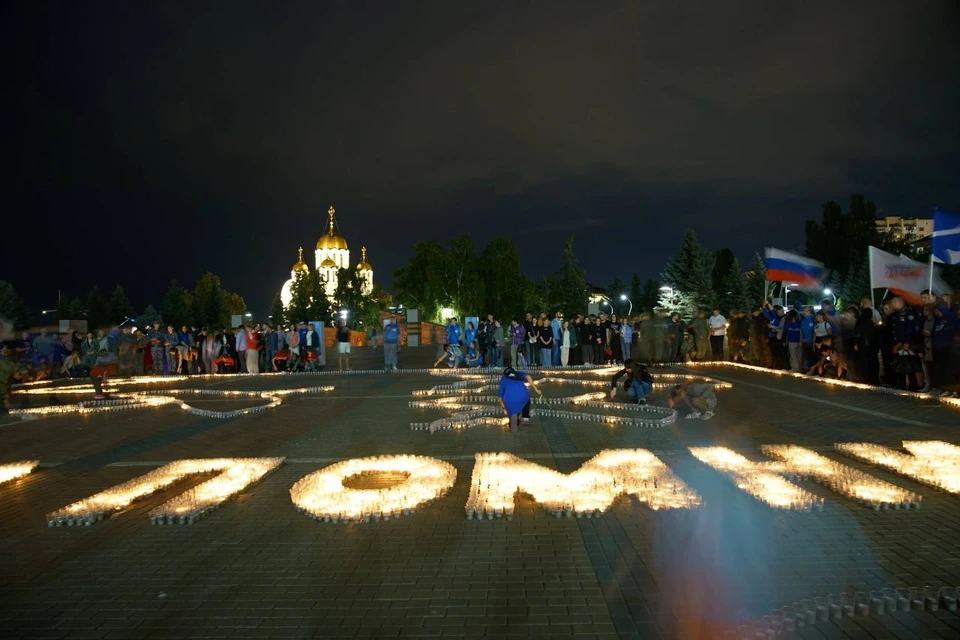 На площади Славы выложили картину с изображением журавлей, Георгиевской ленты и надписью «Самара помнит». Фото Андрея Савельева