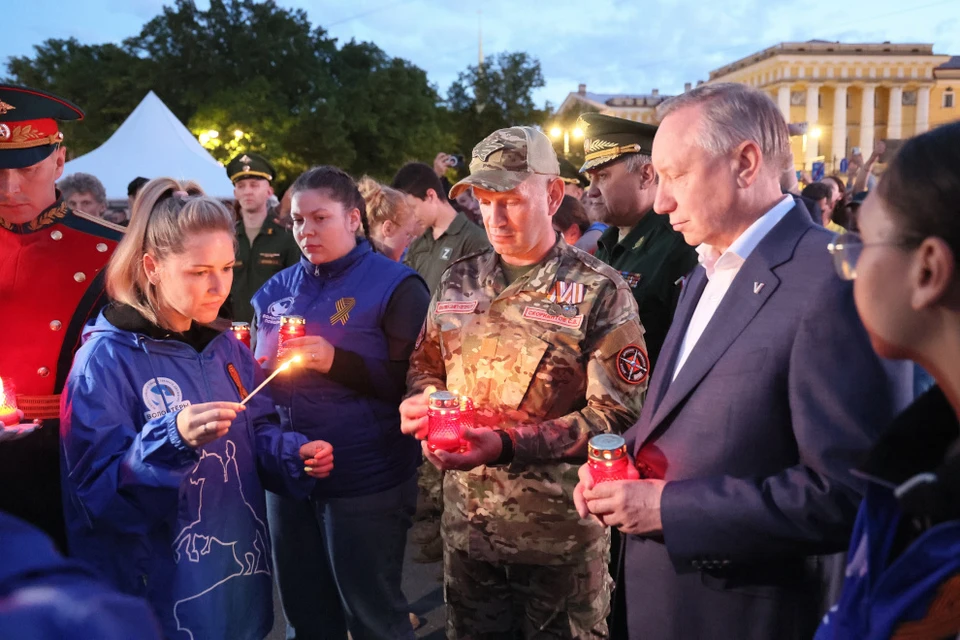 Всего на площади зажгли 80 тысяч свечей. Фото: пресс-служба губернатора Петербурга