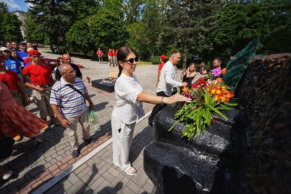 В Мариуполе в День памяти и скорби возложили цветы к мемориалу