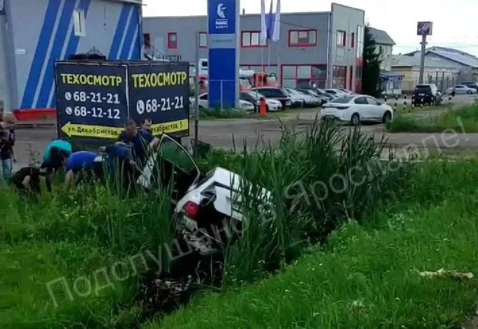 Водитель Volkswagen погиб на месте, а пассажирка Mazda была госпитализирована. Фото: "Подслушано в Ярославле"