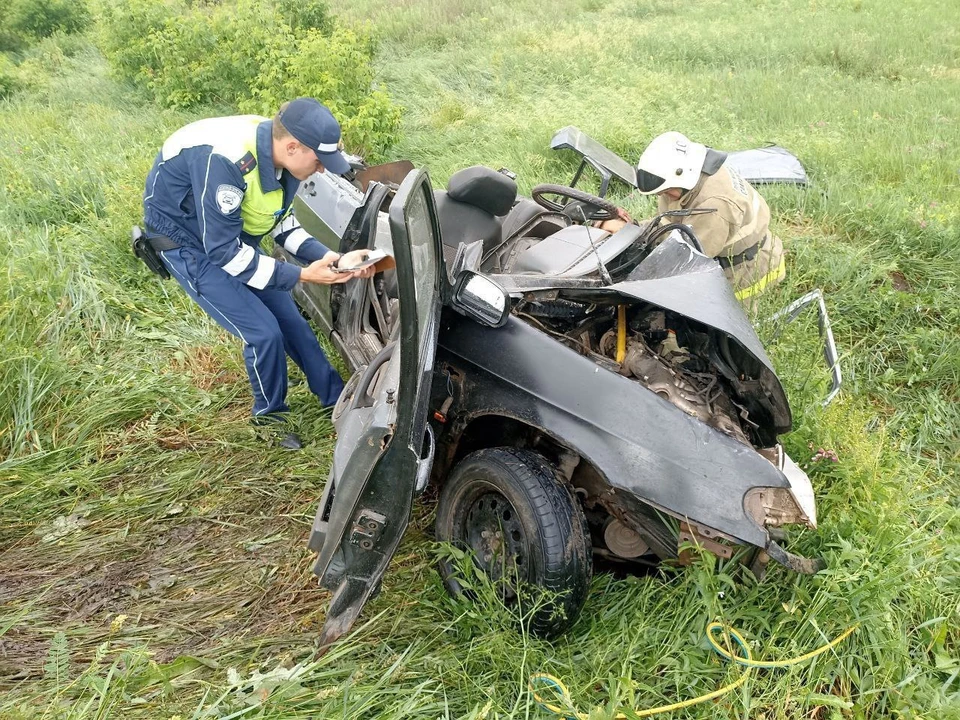 В аварии участвовали два легковых автомобиля и ВАЗ. Фото: ГКУ СО ЦЕНТР ПО ДЕЛАМ ГО, ПБ и ЧС