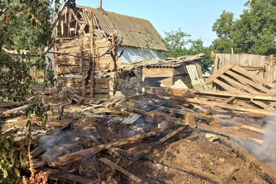 В результате минометного обстрела ВСУ загорелся дом в Каховском округе Фото: ТГ-канал Павла Филипчука