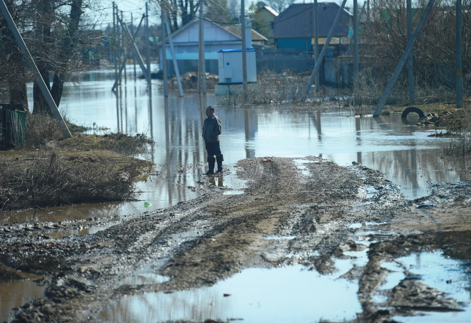 Вода залила дороги и улицы