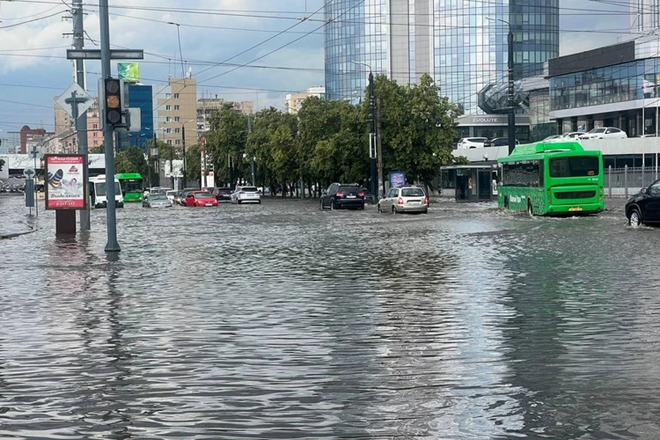 Проспект Ленина после вчерашнего дождя превратился в реку.