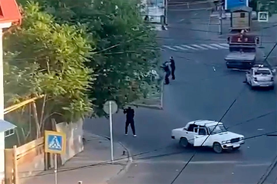 Нападение боевиков на полицейских в Дербенте и пожар в синагоге попали на видео