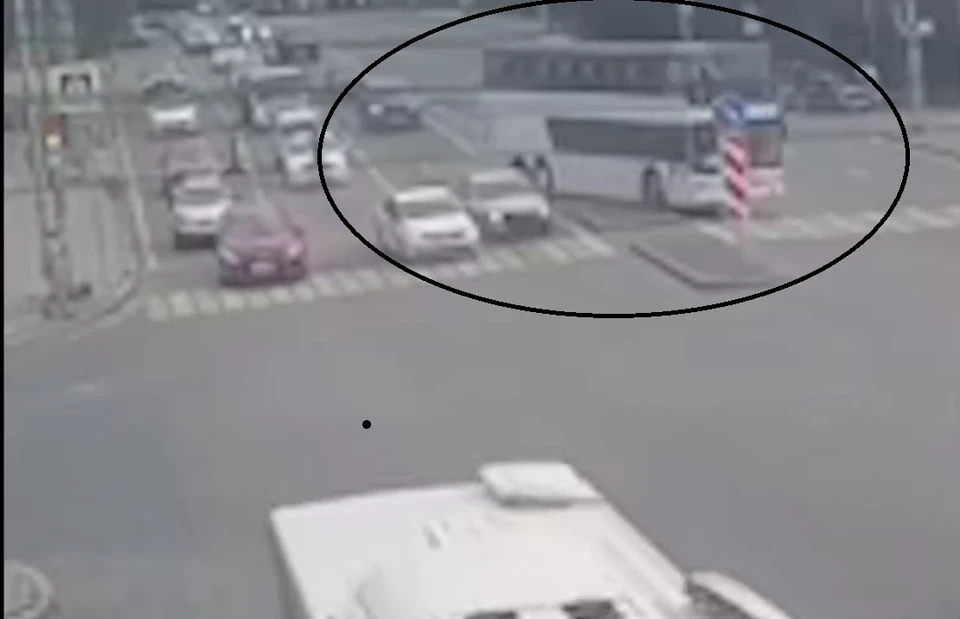 автобус врезался в дорожные знаки.