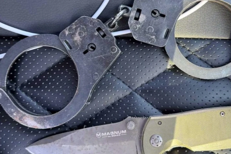 У полицейского изъяли нож и наручники. Фото: t.me/gsuskrf_spb