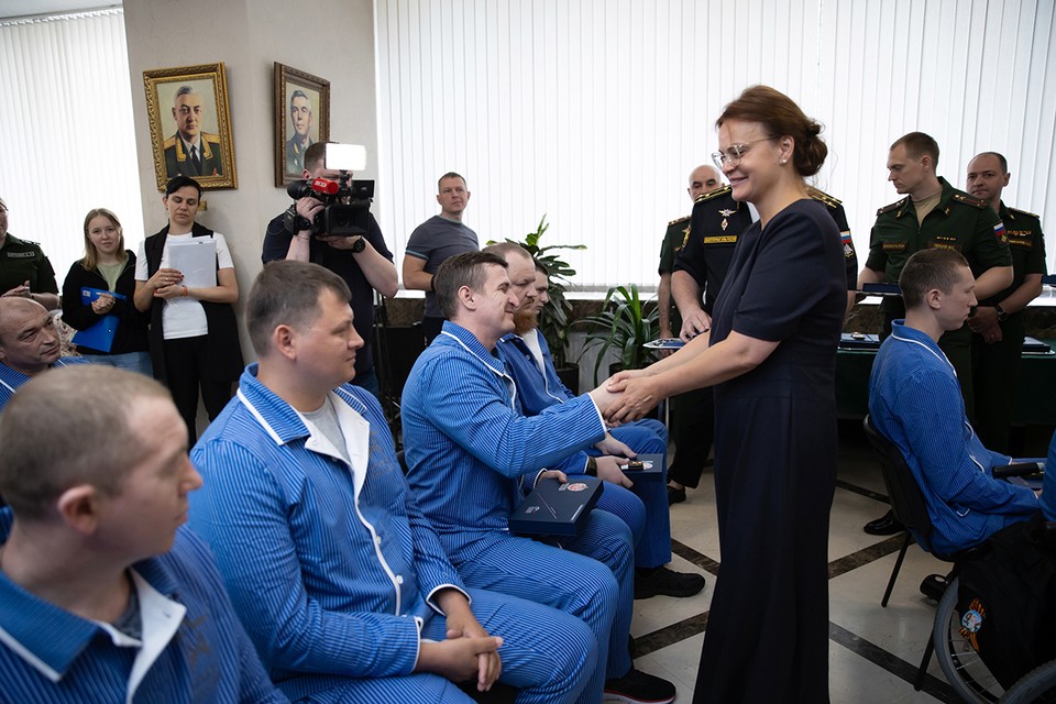 Заместитель Министра обороны РФ Анна Цивилева вручила награды военнослужащим в госпитале в Москве