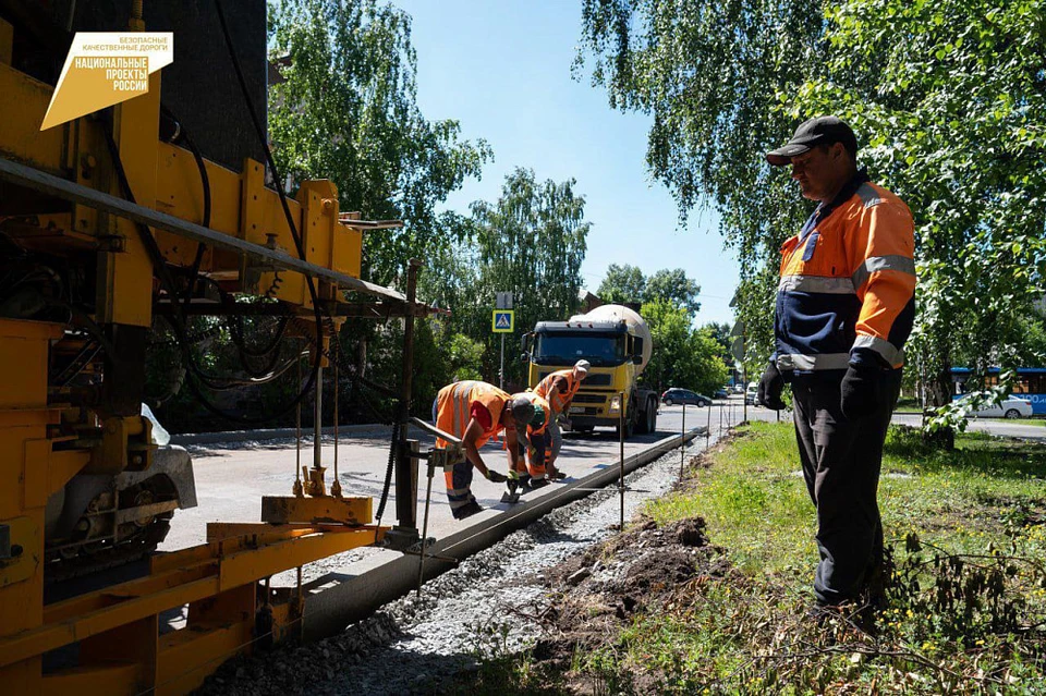 На улицах Кемерова начали обновлять бордюры. Фото - мэрия Кемерова.