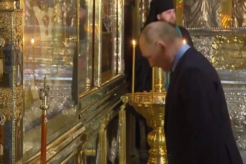 Владимир Путин поклонился иконе «Троица» Рублёва в Свято-Троицкой лавре, фото: скриншот из видео