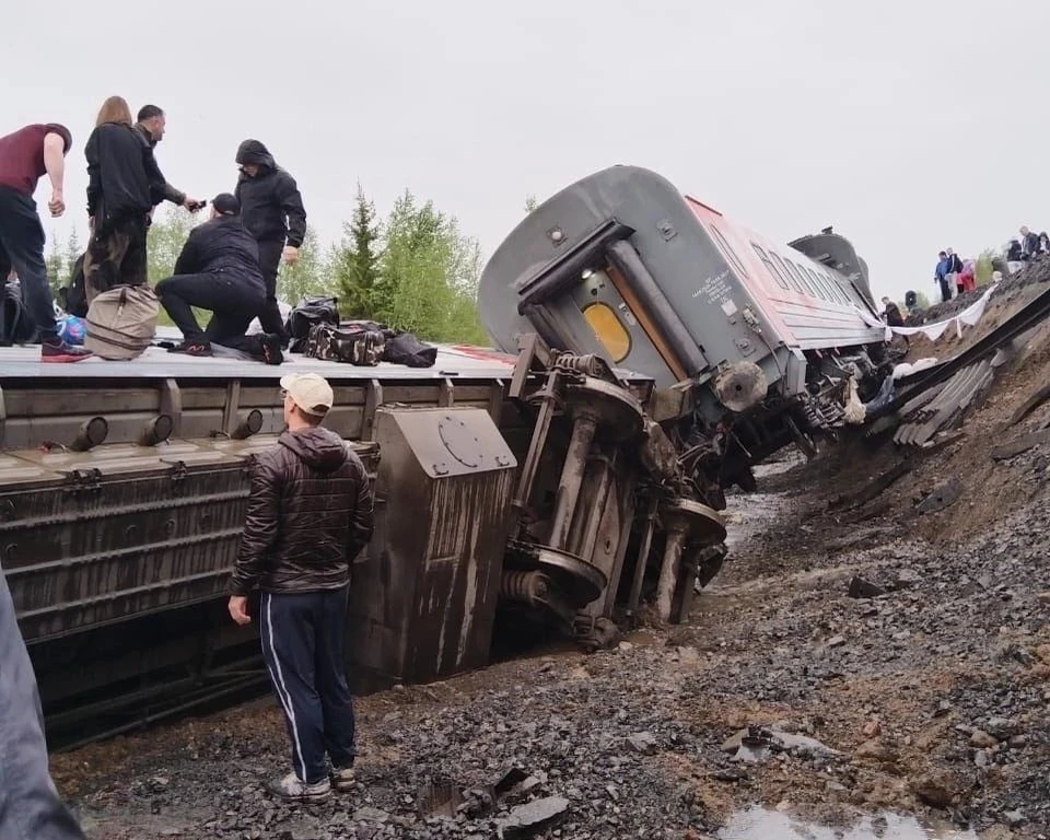Девять вагонов поезда сообщением Воркута - Новороссийск сошли с рельсов. Фото: соцсети.