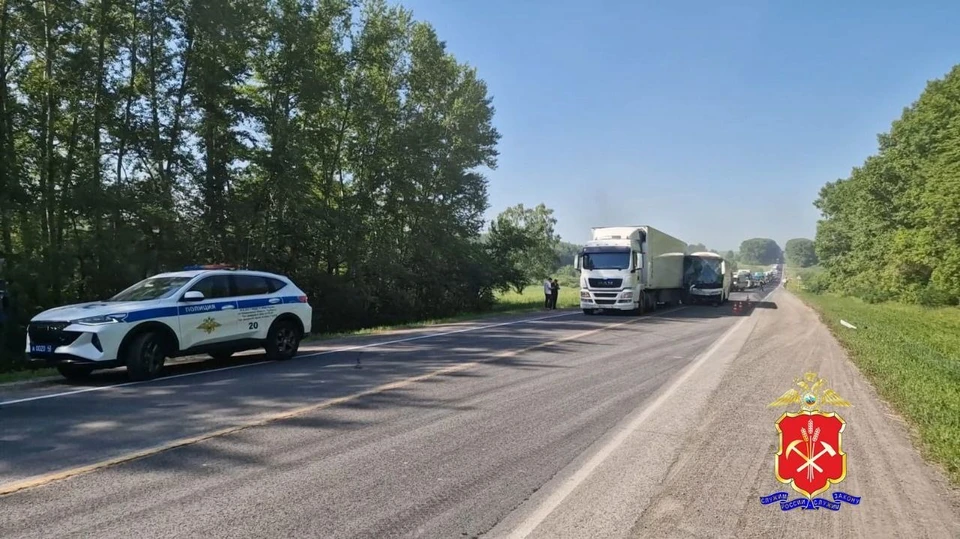 В ДТП с междугородним автобусом в Кузбассе пострадали девять человек. Фото - ГУ МВД России Кузбасса.